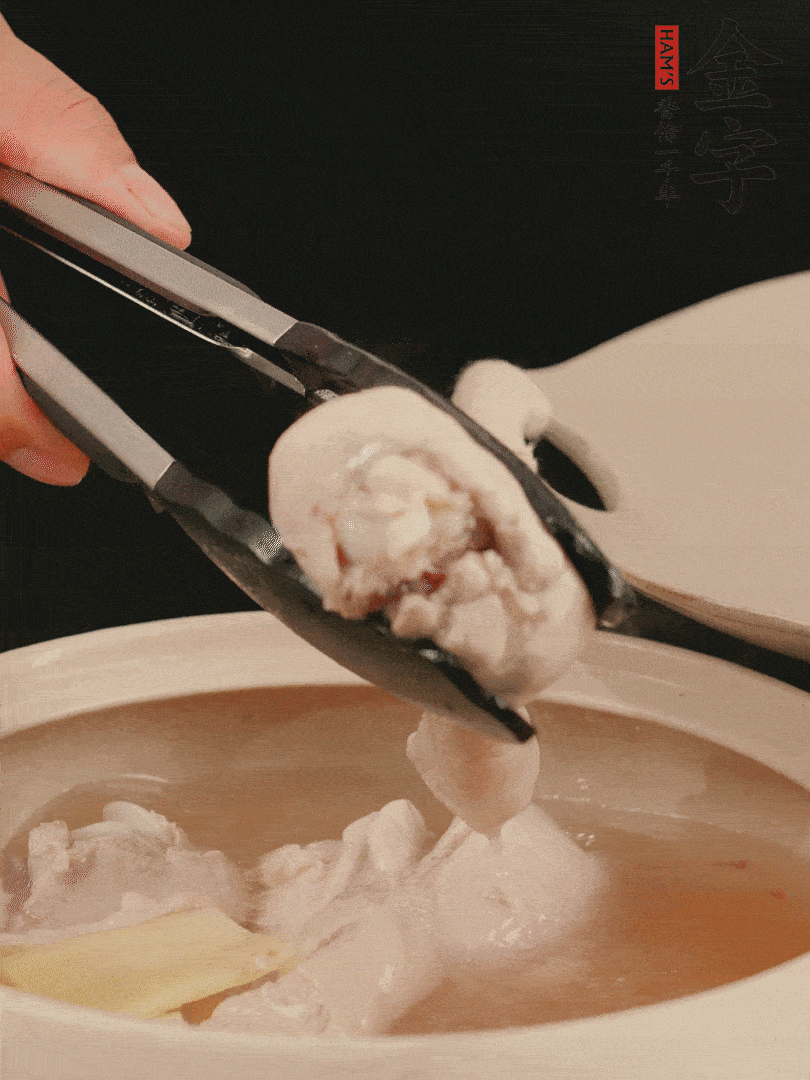 雞腿放入砂鍋，加姜片、料酒、清水，中火燉煮20分鐘撈出。