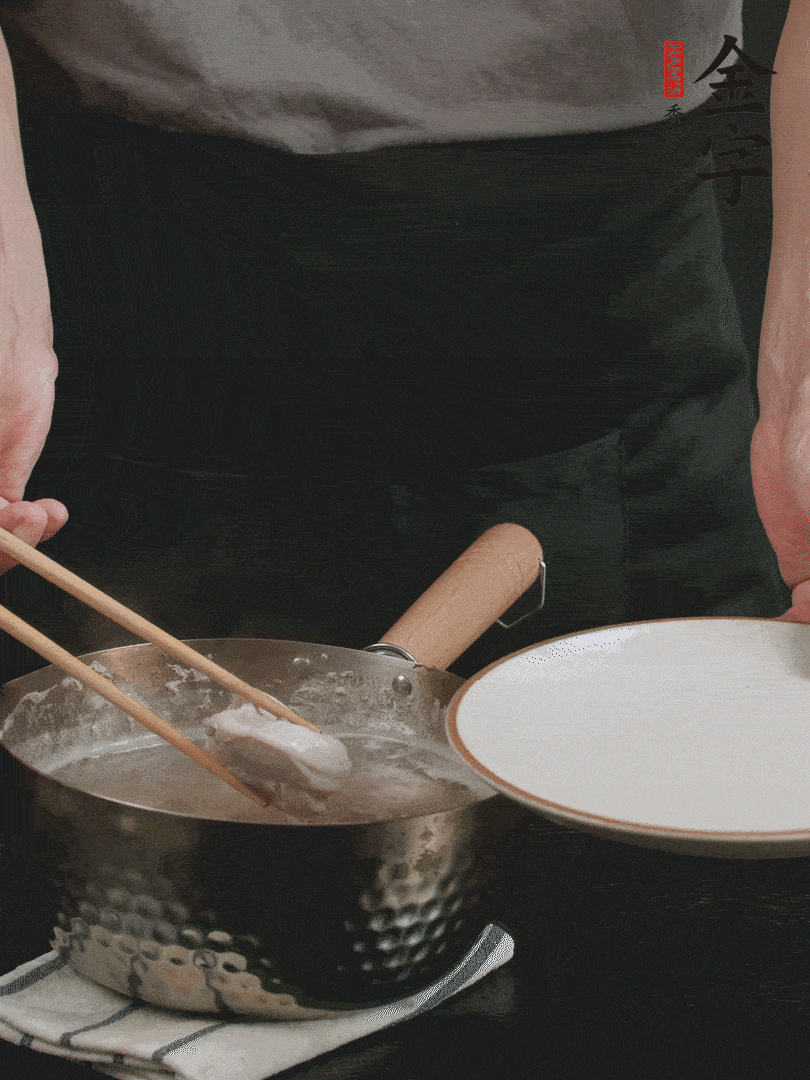 雞塊冷水下鍋，加姜片、料酒焯水，撈出洗凈備用。