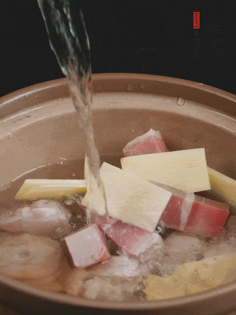 雞塊、火腿、姜片加適量料酒、清水燉80分鐘。