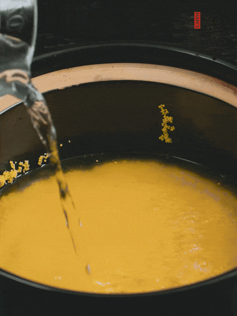 小米洗凈后，加水小火煲1個小時。