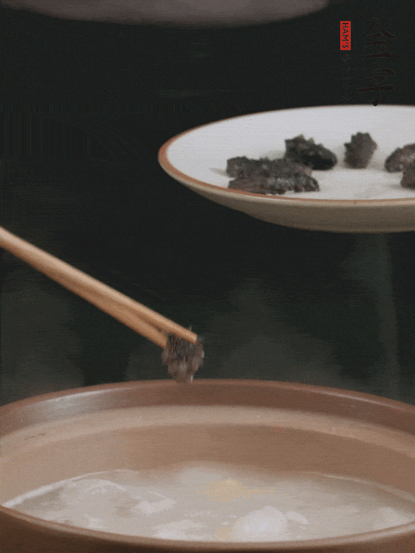 期間雞湯燉到80分鐘時，加小海參再燉10分鐘。