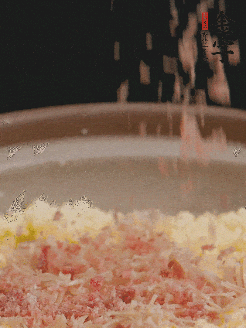 加雞湯沒過，放干貝絲、火腿末、小海參。