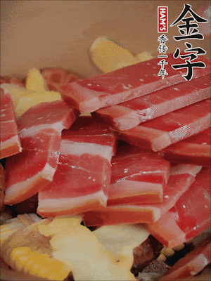 除鮑魚外的所有材料放進(jìn)鍋里，加清水、姜、黃酒，大火燒開，轉(zhuǎn)小火煲90分鐘。