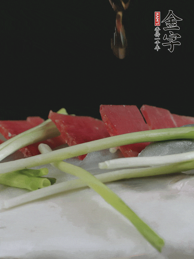 蔥白置于魚身，放適量豌豆，淋上花雕酒。