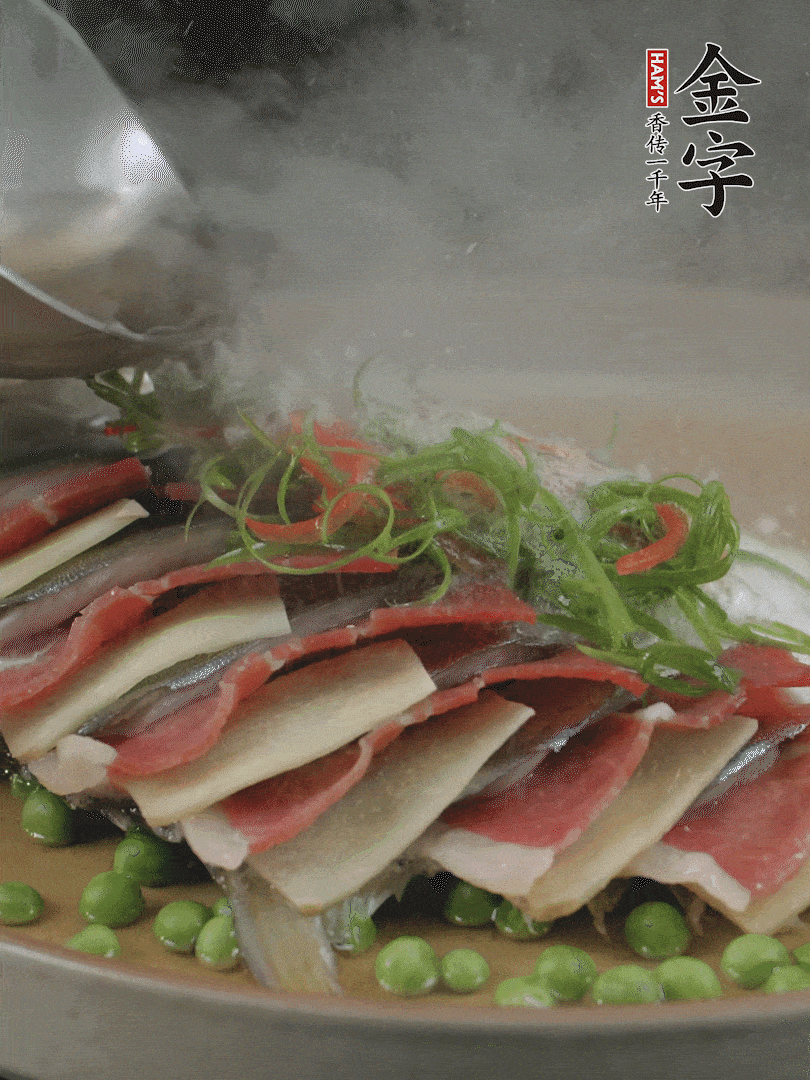 表面放上蔥絲、紅椒絲，淋上熱油。