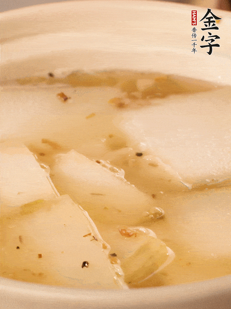 加入適量清水，再放咸肉，淋點(diǎn)黃酒添味。