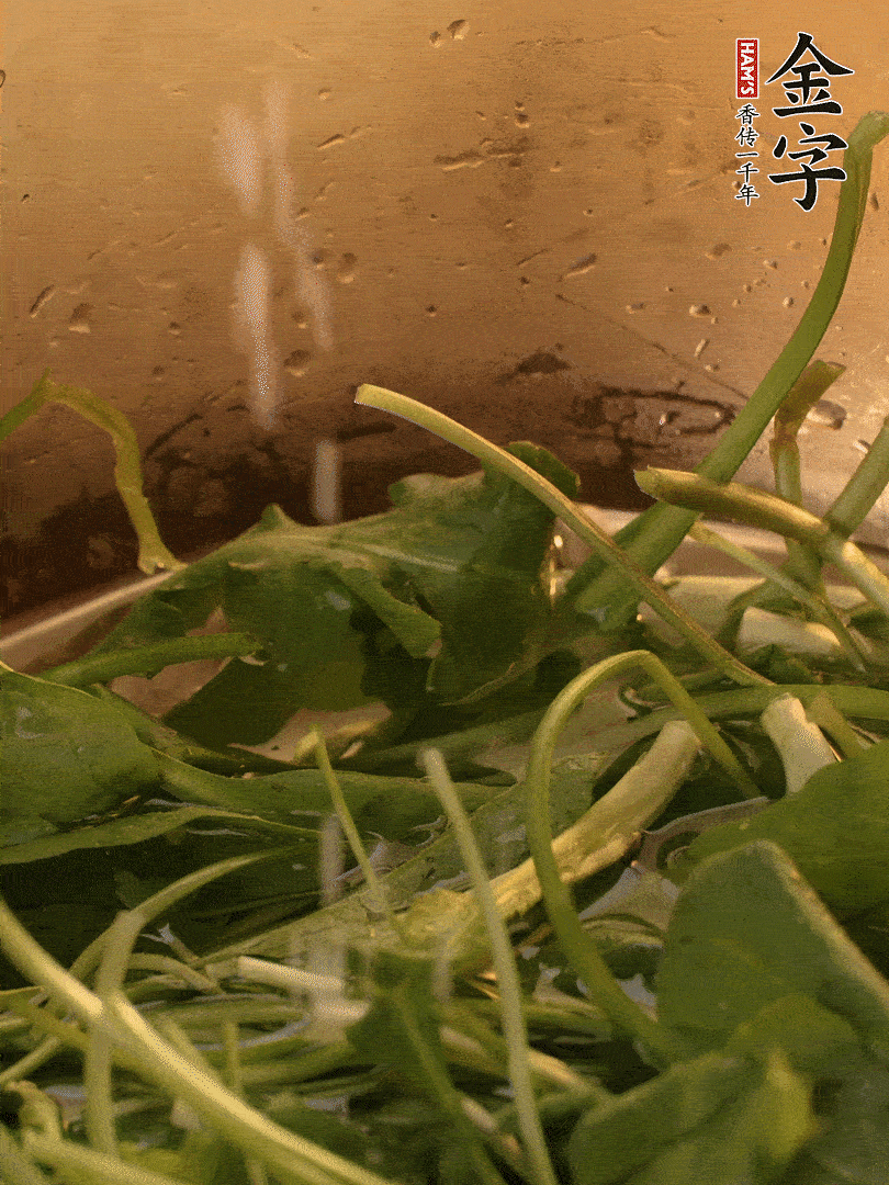 薺菜去掉根部，加小蘇打、鹽熱水沸騰燙軟。