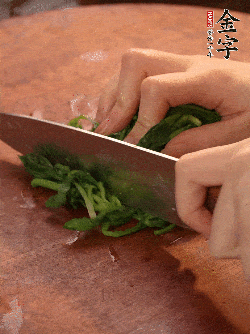 晾涼拽干水份，切碎備用。