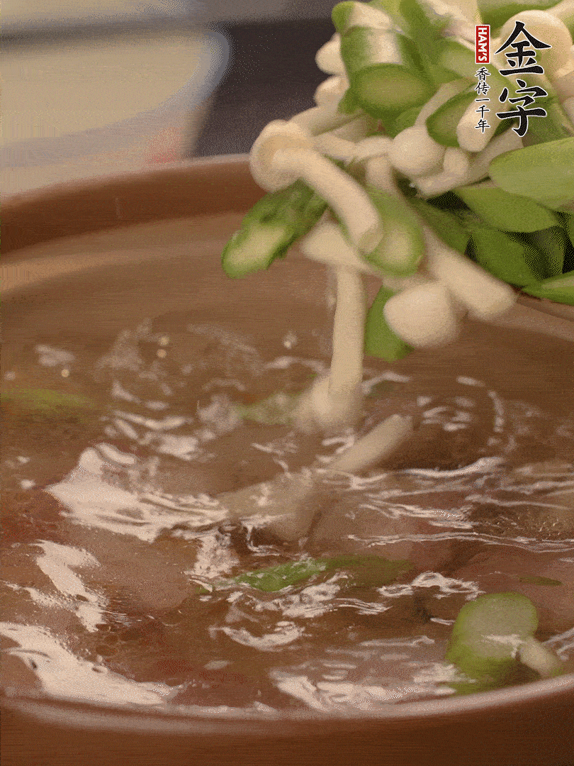 咸肉肥肉部分變透明時(shí)，加清水，放蘆筍、白玉菇大火煮開。