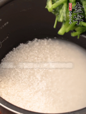 茼蒿、香腸放入浸泡好的大米，水沒(méi)過(guò)大米半指煮熟。