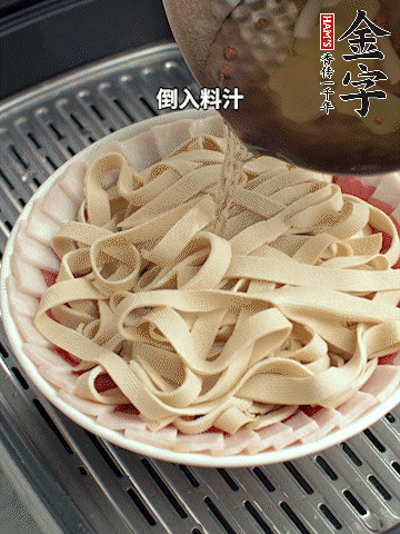 將料汁倒入食材中，改上保鮮膜蒸半小時。