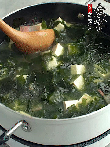 煮到沸騰后，再放入豆腐蓋蓋子煮3分鐘。