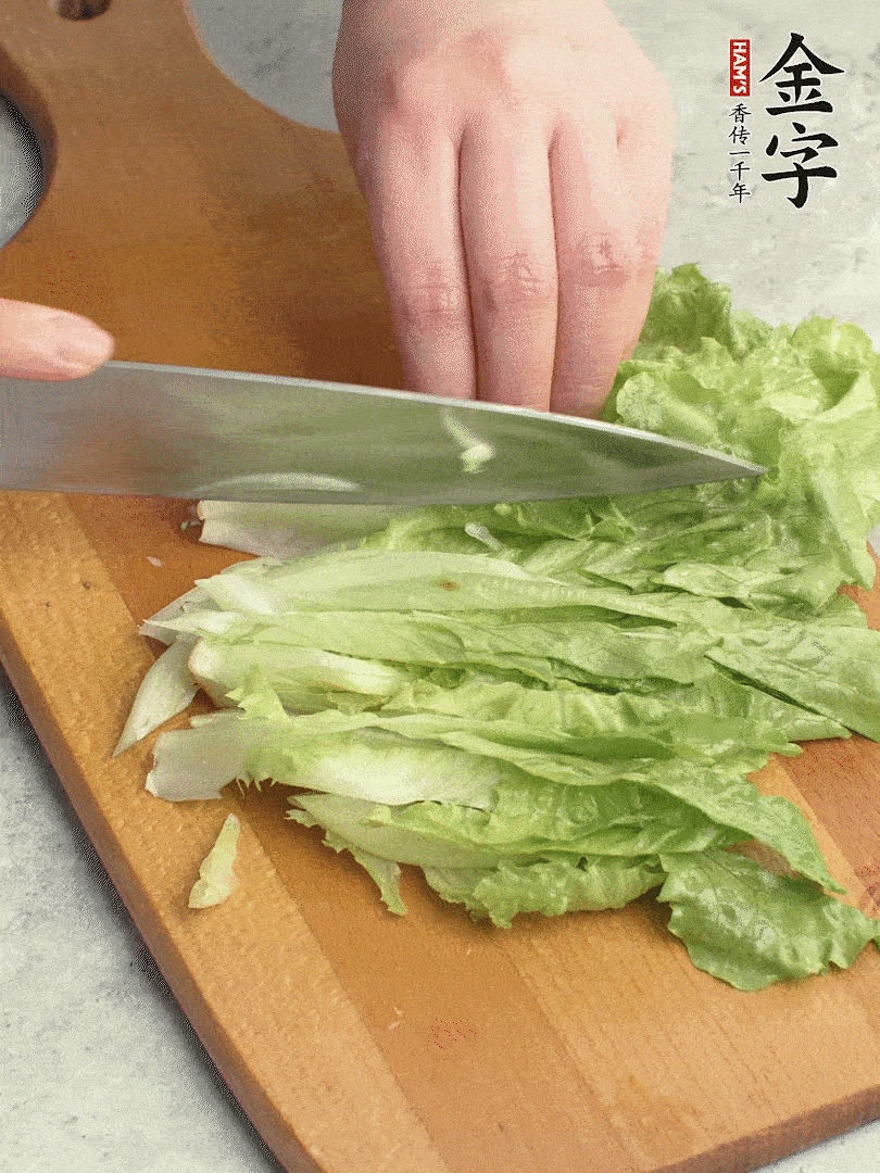 胡蘿卜、生菜、黃瓜切絲。