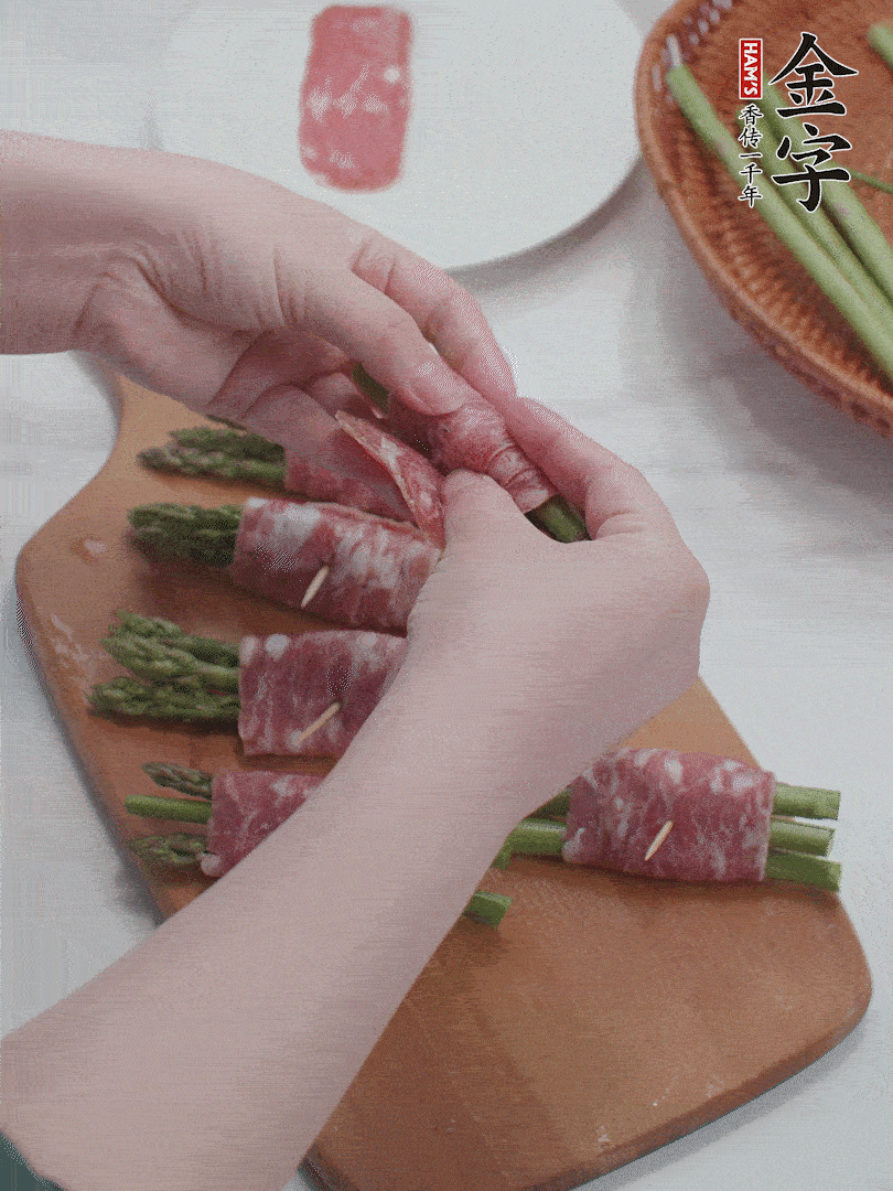 蘆筍切小段，蘆筍段用金字培根火腿卷起。