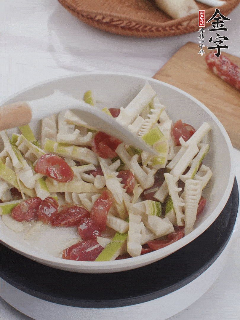 下春筍翻炒均勻，一小撮鹽調(diào)味。