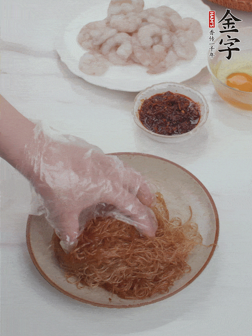 粉絲泡軟后，入沸水煮10秒，撈出后加1/2勺老抽、1/2勺食用油挑松。