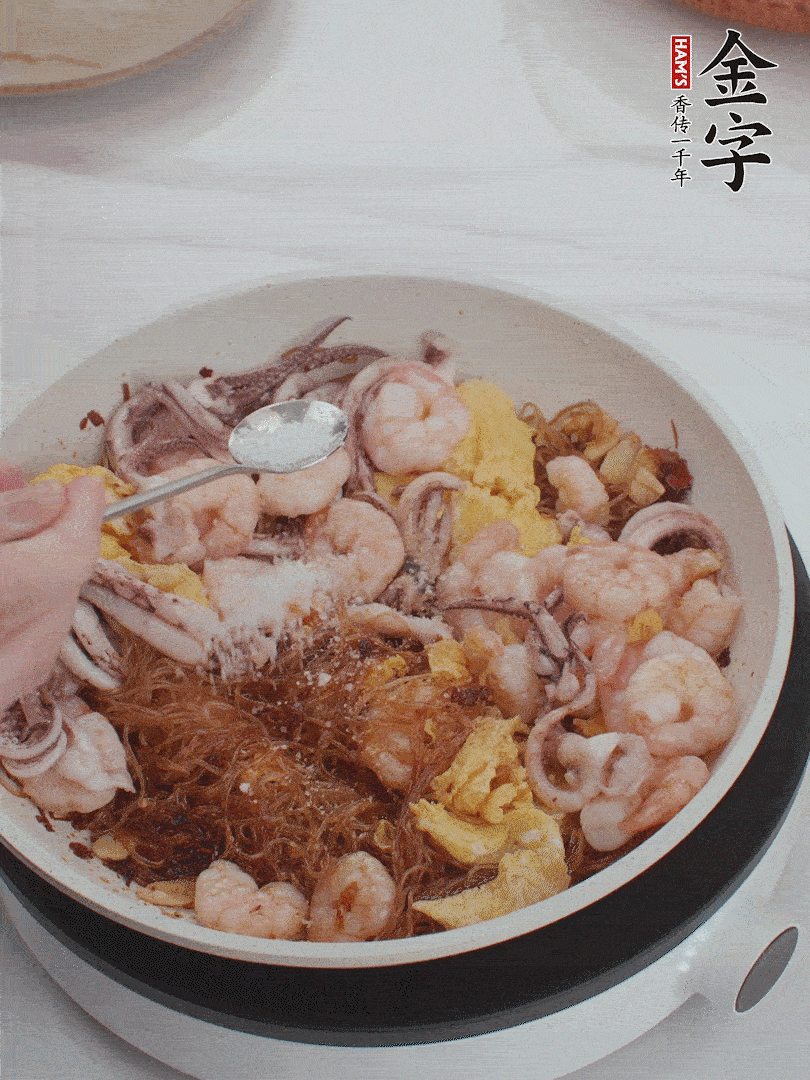 加雞蛋，蝦仁，魷魚混合。