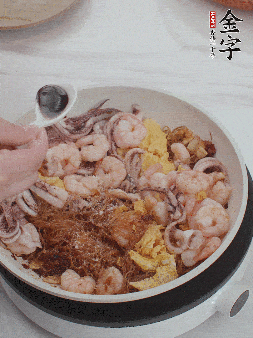 放1/3勺鹽、1/3勺雞精、1/3勺糖、2/3勺生抽調(diào)味。