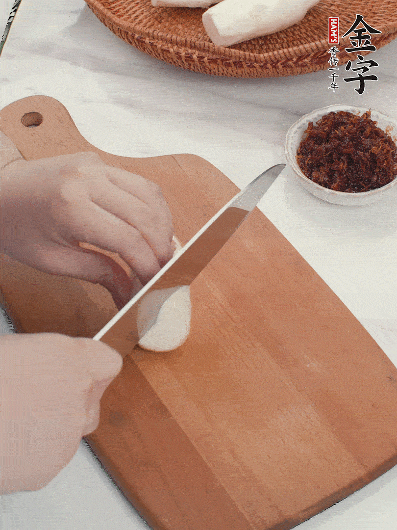 茭白剝殼，洗凈后切滾刀塊。