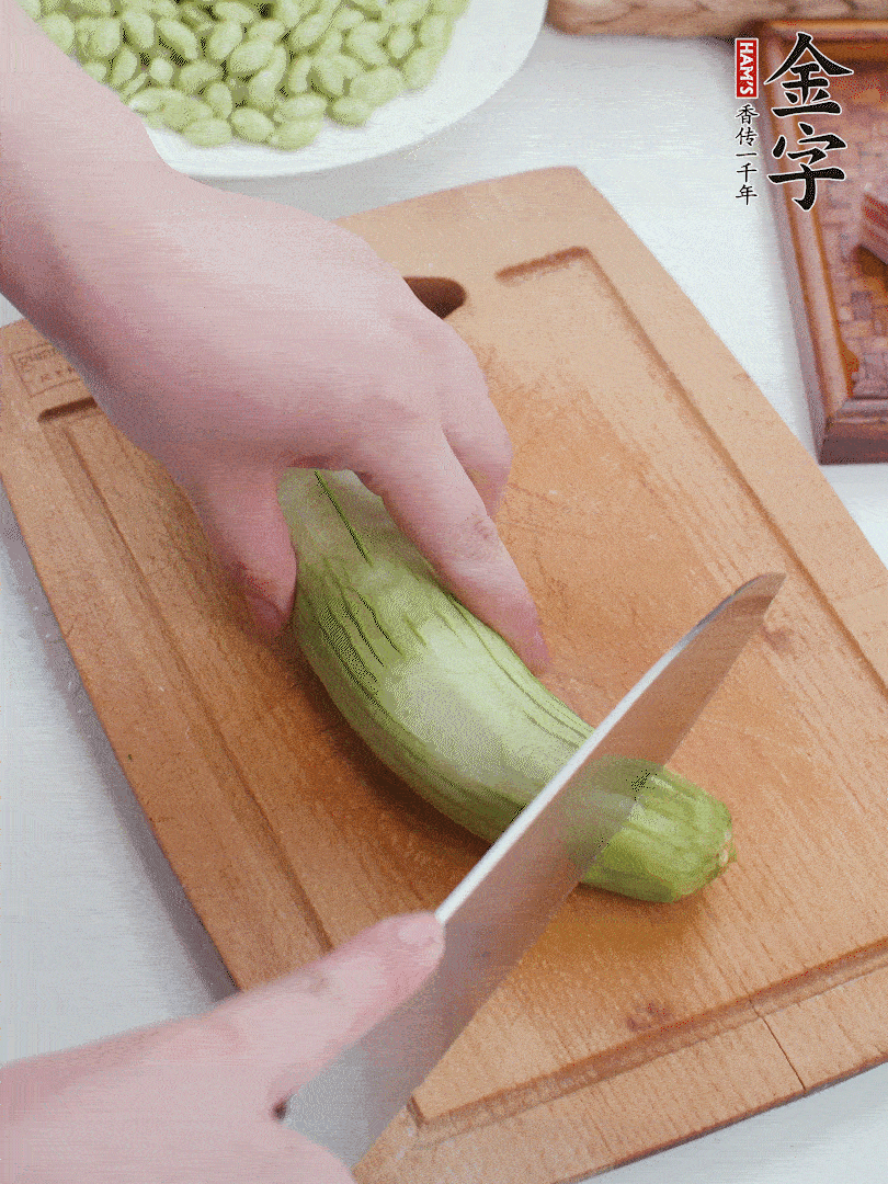 絲瓜去掉外皮，去掉兩端，切成滾刀塊。