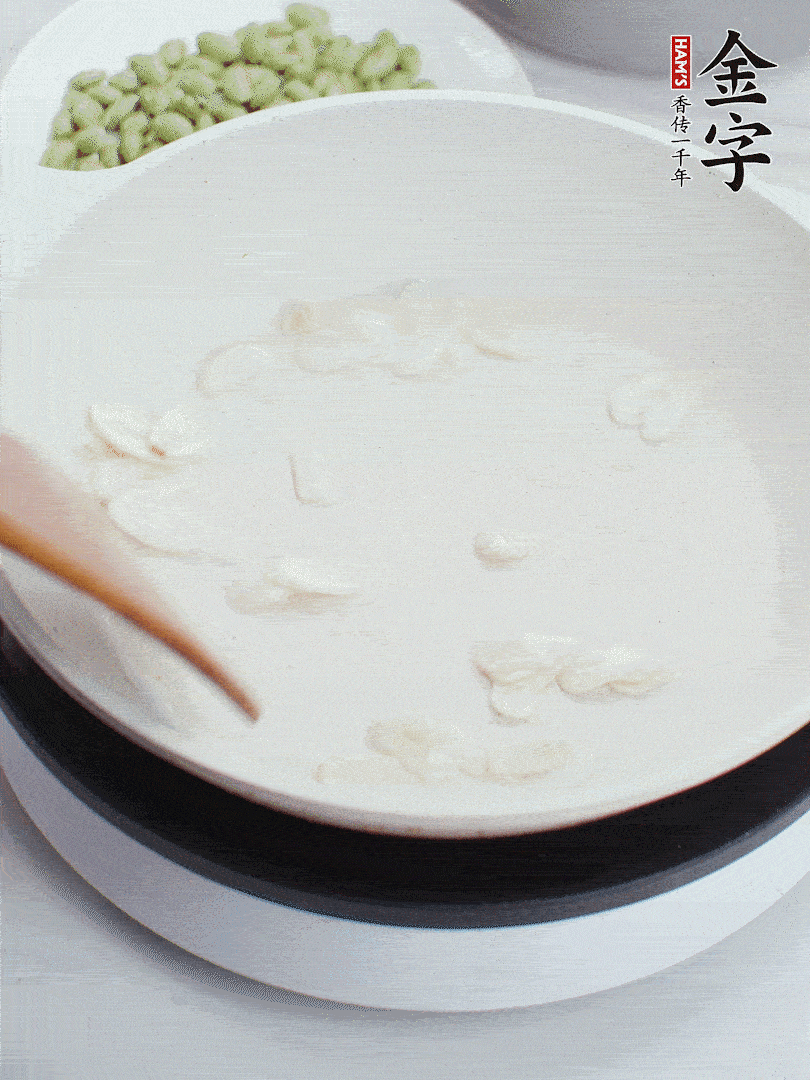 金字淡咸肉煮15分鐘，撈出切片。油5成熱時(shí)，蒜末、咸肉爆香。