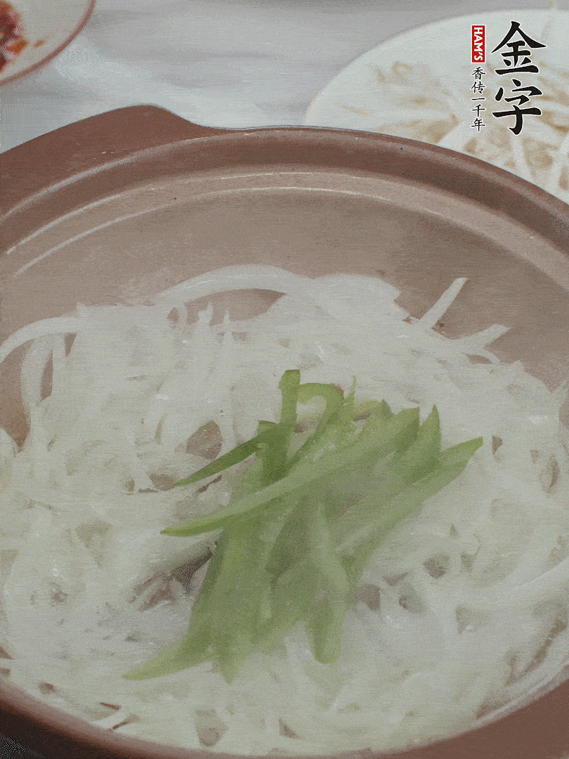 放烏冬面、青紅椒、豆芽。