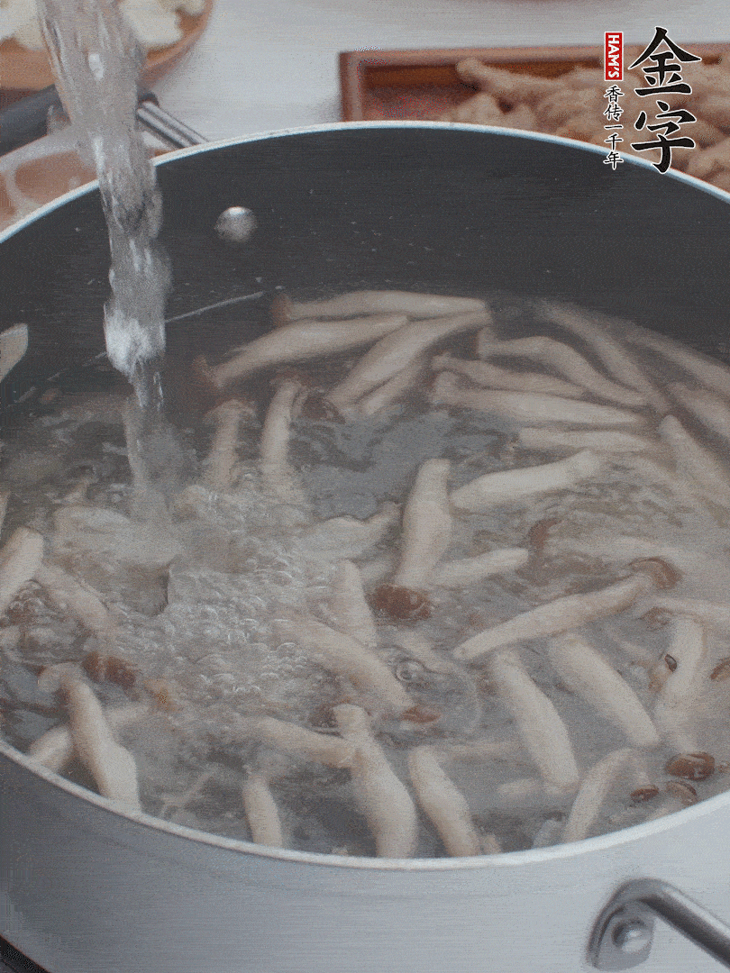 油熱爆香大蔥、蒜末，下蟹味菇炒軟，放清水。