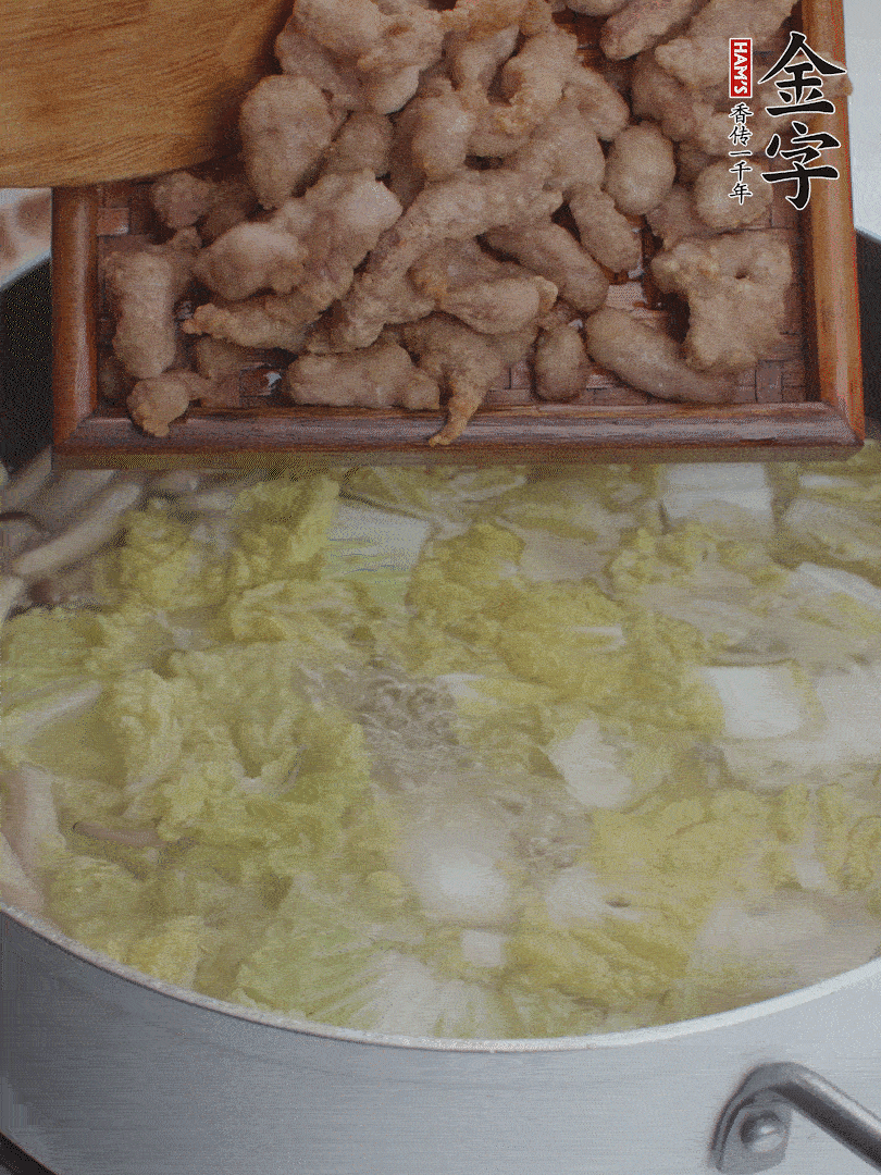 水開后煮10分鐘，下娃娃菜、小酥肉煮3分鐘。