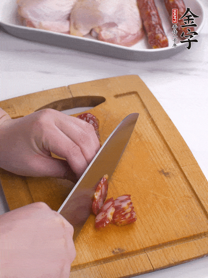 雞大腿去皮去骨切成塊，金字香腸切片，干香菇泡發(fā)切片，小蔥切蔥花。