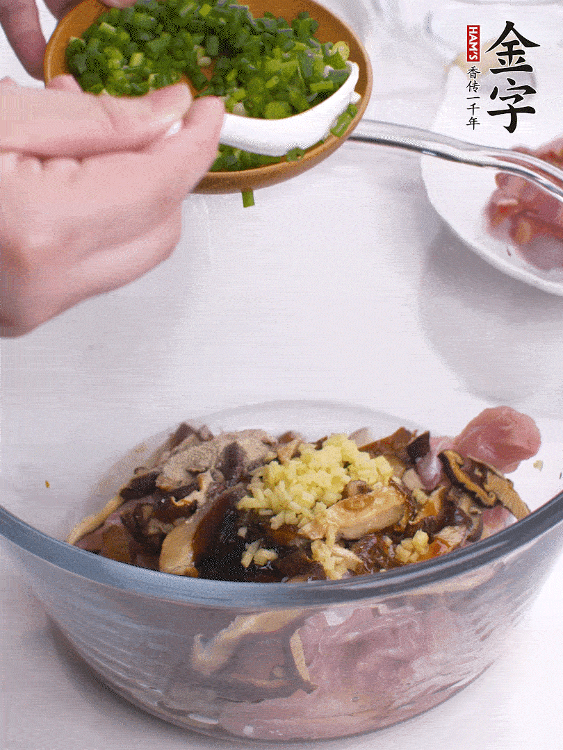 雞肉、香菇混合，加清水1/3杯、料酒1勺、蠔油1勺、鹽1勺、糖1/4勺、白胡椒1/4勺、食用油1勺、香油1/4勺、姜末、蔥花，攪拌均勻腌制2小時(shí)。