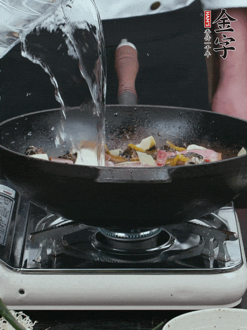 加適量黃酒，倒清水沒過。