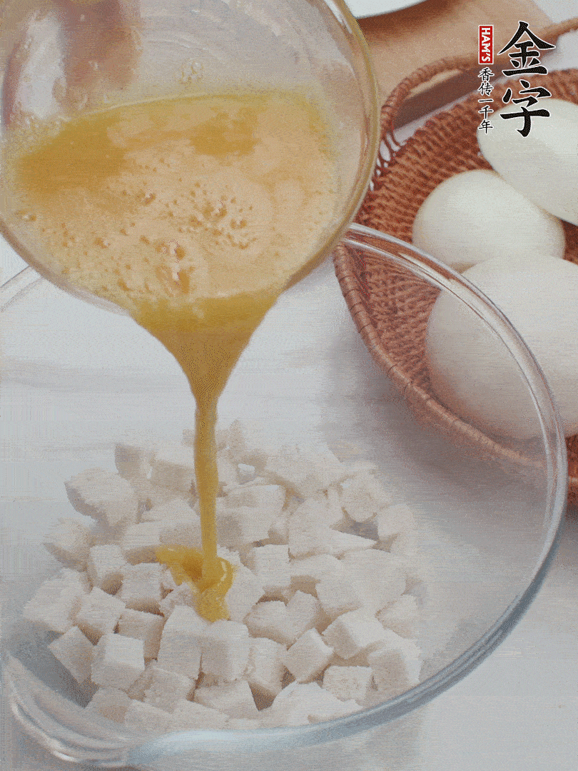 切碎的饅頭丁加入1/3蛋液拌勻。