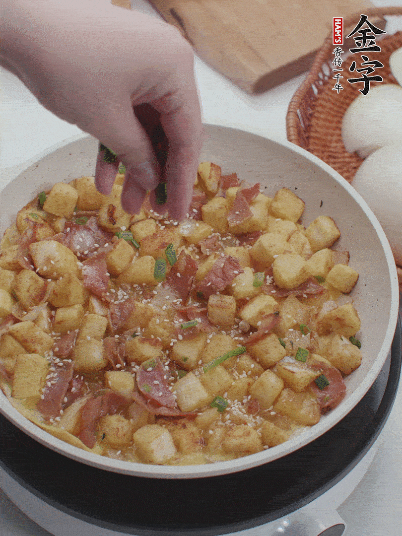 淋入剩余蛋液，蛋液凝固，撒上蔥綠和熟芝麻。