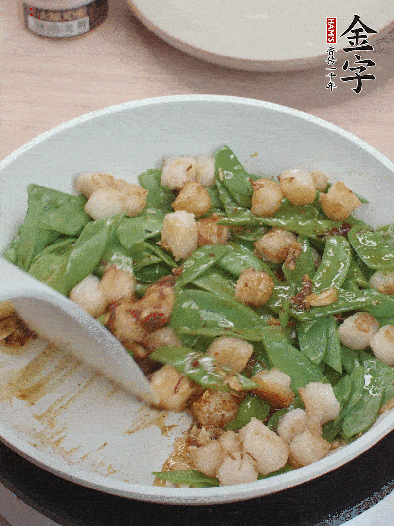 下甜豆莢、鮮貝輕輕翻炒均勻。