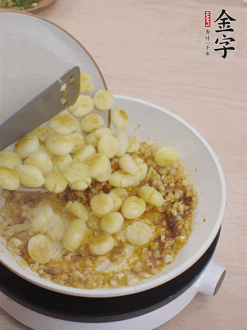 下小土豆翻炒均勻。