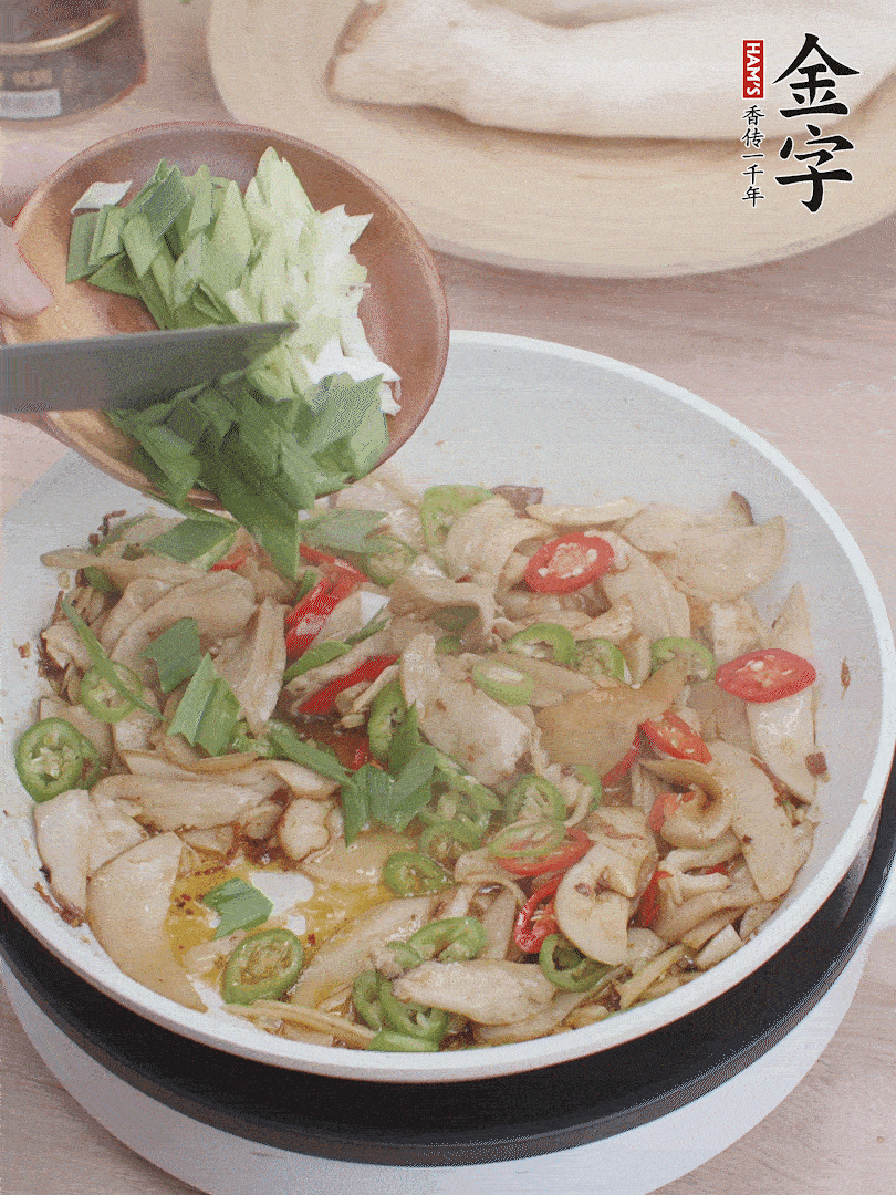 淋少許料酒、最后放大蒜葉。