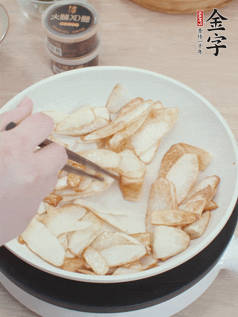 鍋中熱油，山藥煎至兩面金黃。