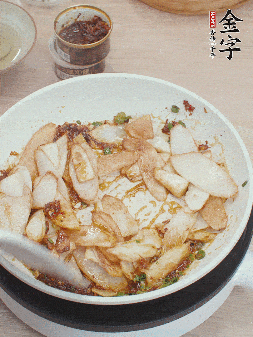 下山藥炒勻，撒蔥花。