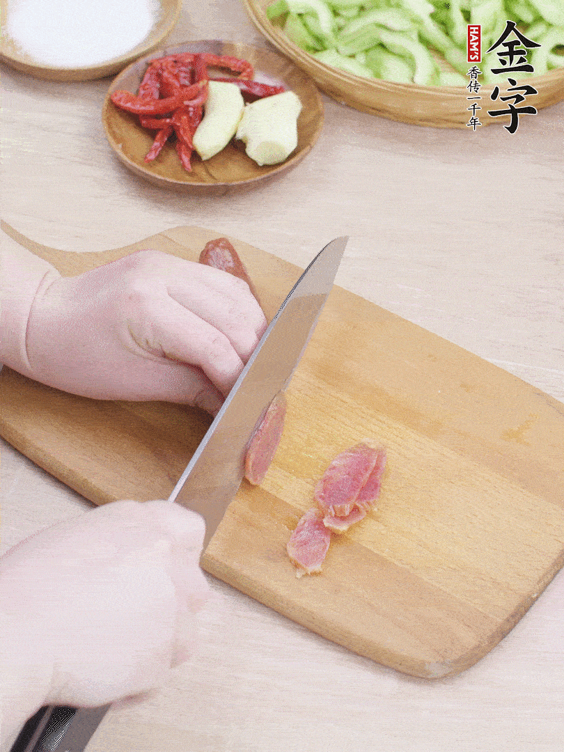 金字土香腸水煮10分鐘，切薄片。