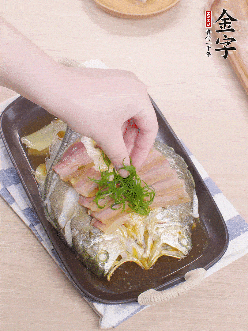 取出姜蔥，淋2勺蒸魚豉油，擺蔥絲。