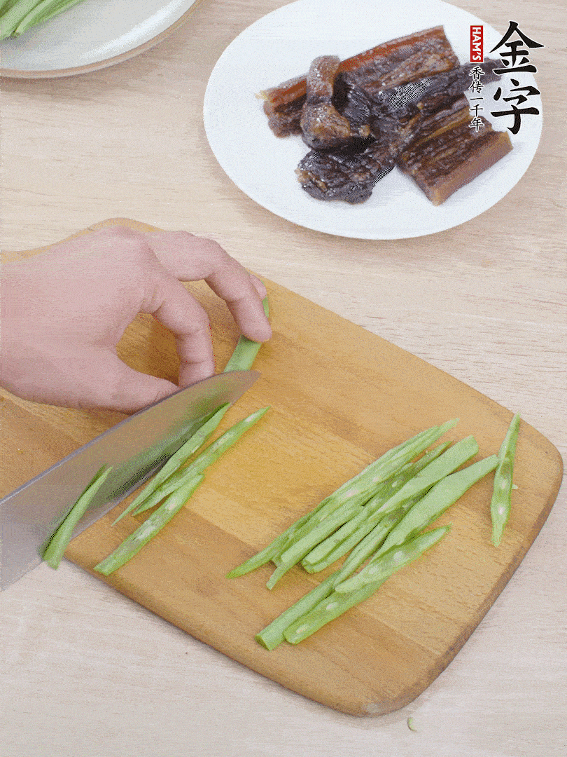 四季豆切絲。