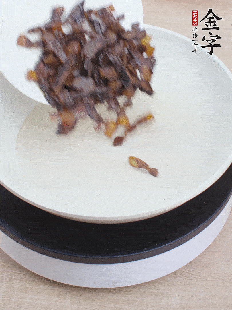 油熱倒醬油肉，編出香味。