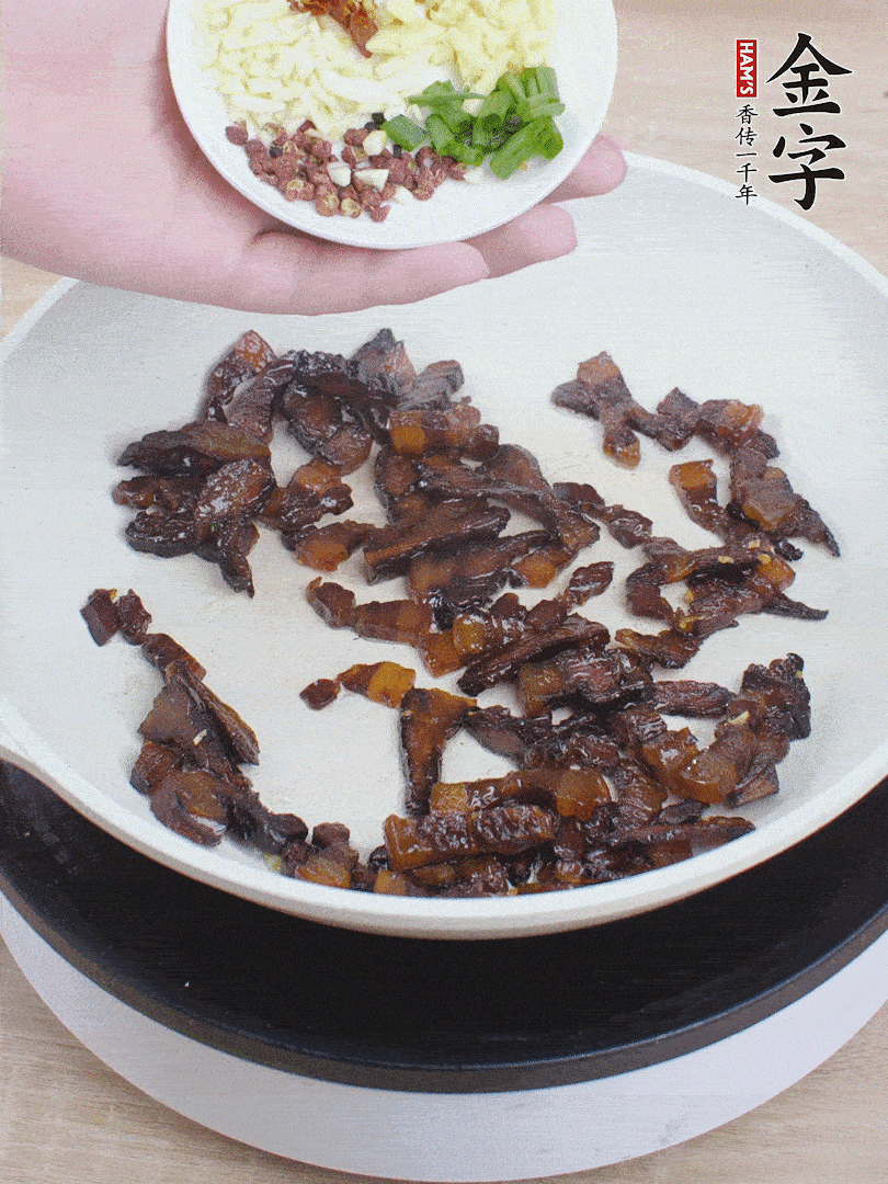 下蔥姜蒜、干辣椒、花椒粒炒香。