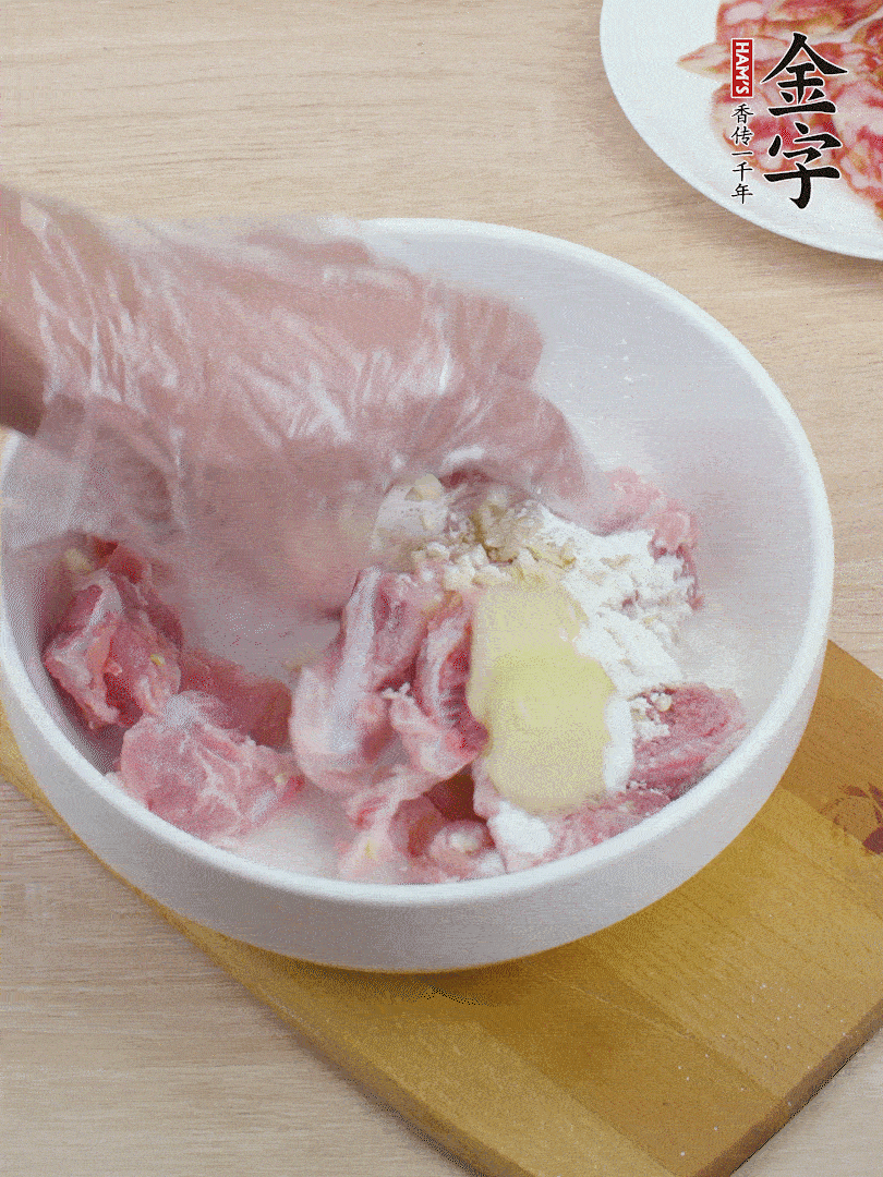 洗凈的小排，加鹽、姜、蒜末、淀粉、胡椒粉抓勻，腌制15分鐘。