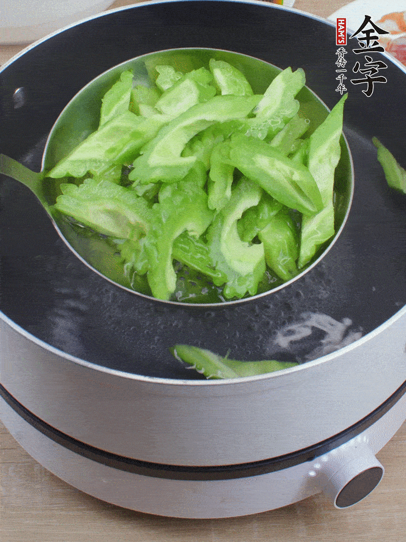 苦瓜去瓤切小塊，開水中加鹽汆燙30秒。