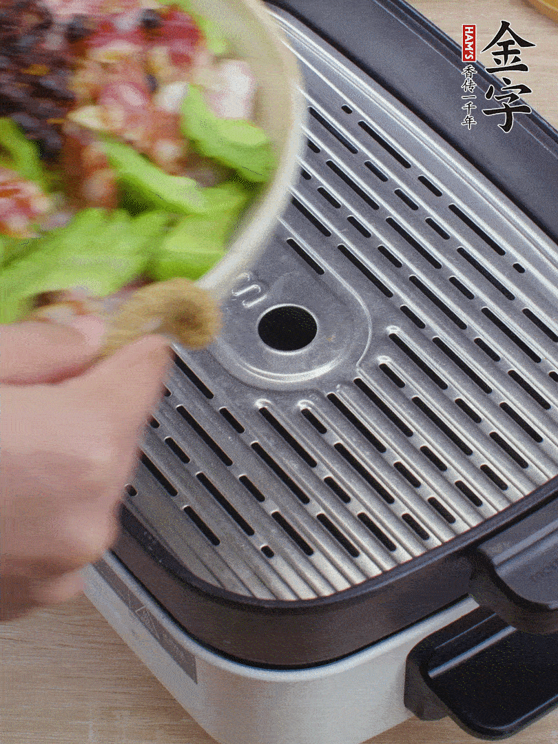 小排、苦瓜、香腸依次碼入，撒上豆豉蒸25分鐘。