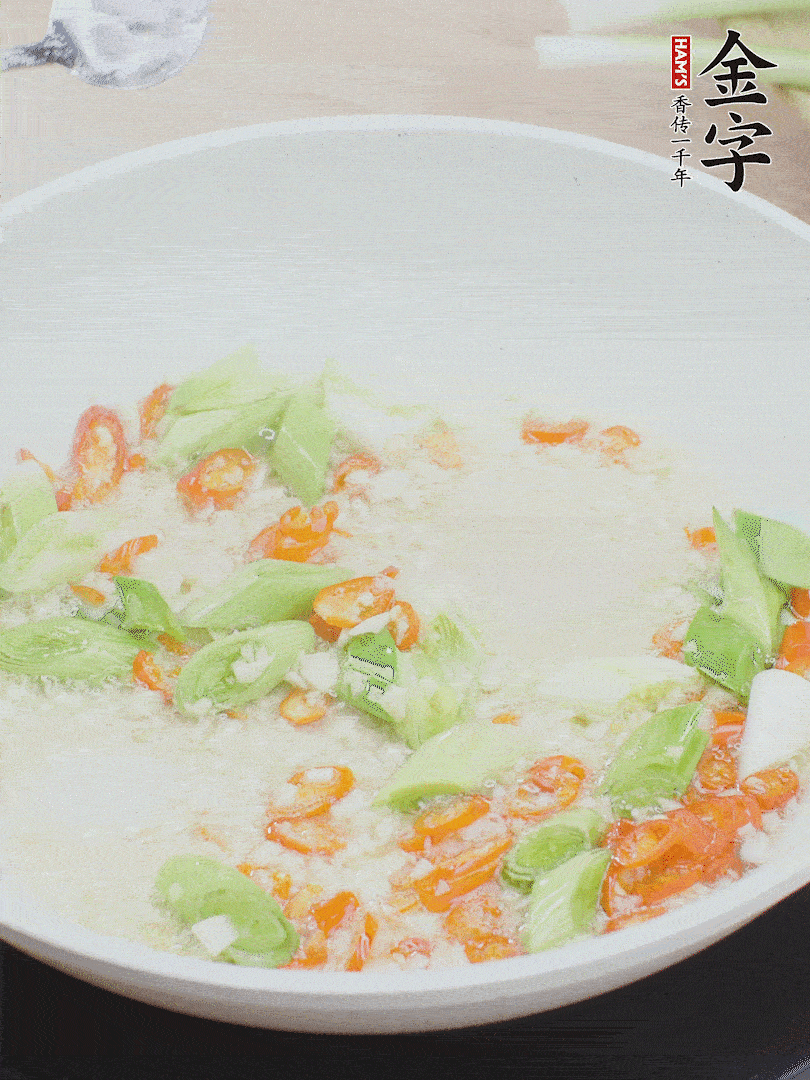 油5成熱時，下蒜末、辣椒、蒜白煸炒。