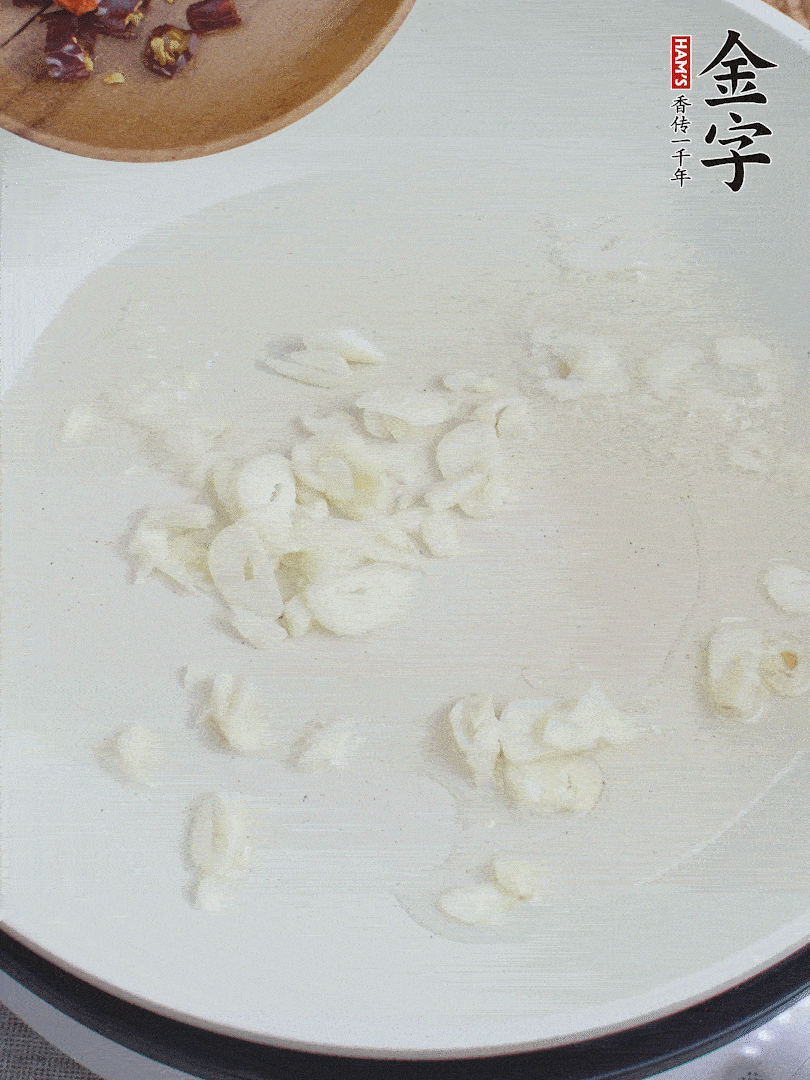 藕去皮，切成1cm見(jiàn)方的丁，放入清水浸泡。美人椒切圈。蒜切成末。