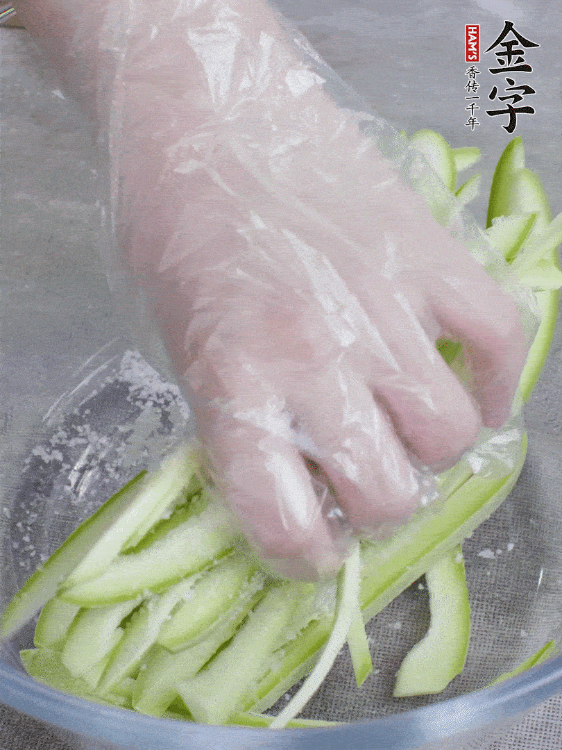 加鹽腌制15分鐘，清洗后擠干水份。