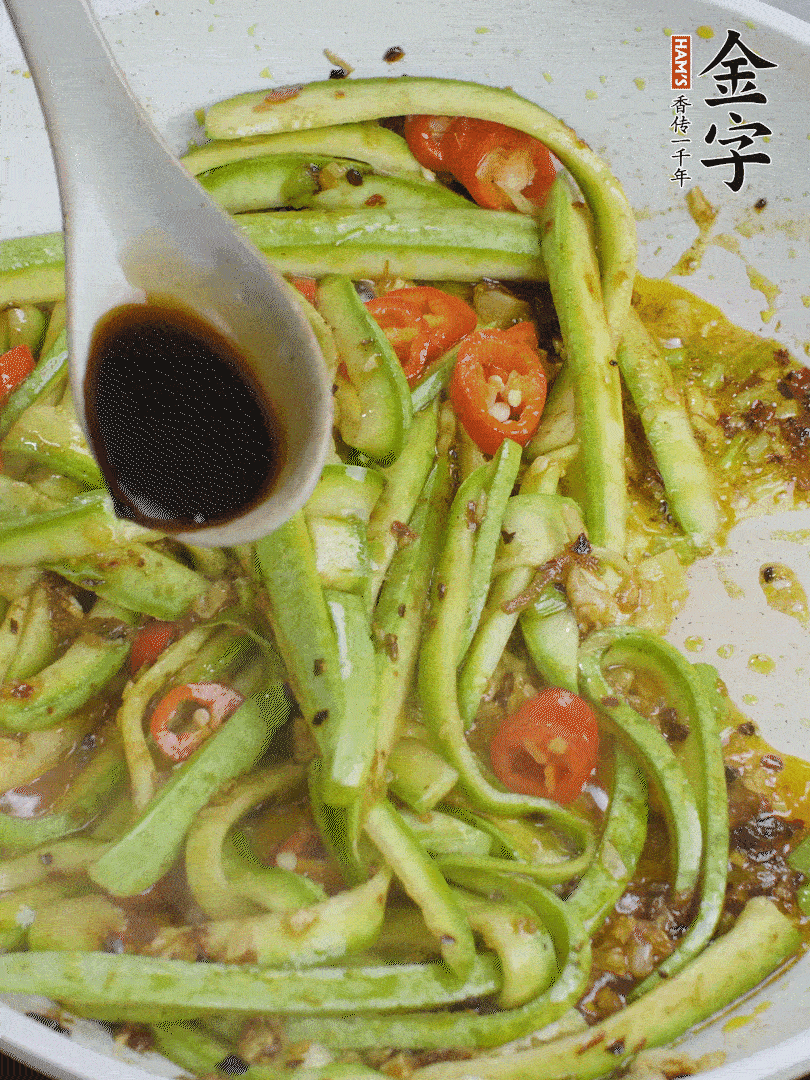 下西葫蘆，加1勺生抽、半勺蠔油、辣椒圈翻炒至斷生。
